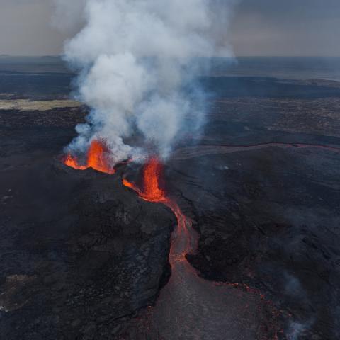 Drónamynd af gosi í Sundhnúkagígsröðinni